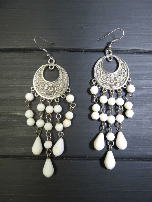 Серьги длинные белые