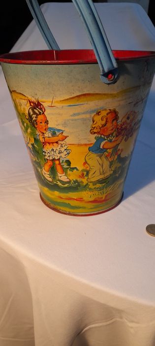 Balde de brincar em lata pintado , anos 40(?)