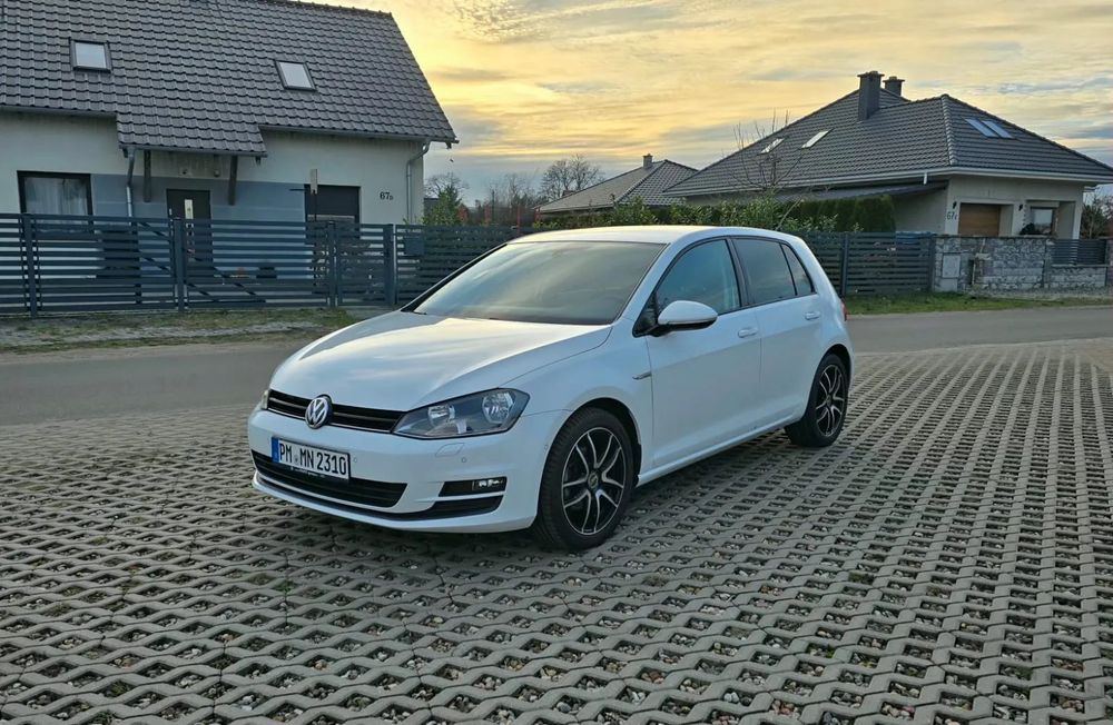 Volkswagen Golf Czujniki parkowania grzane fotele nawigacja klimatyzacja