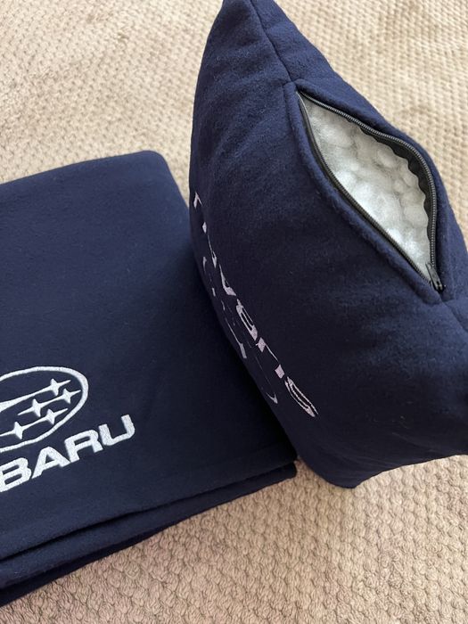 Плед та подушка з логотипом Subaru