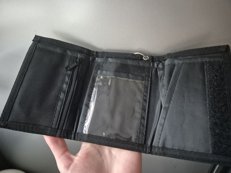 Czarny portfel z łańcuszkiem nowy