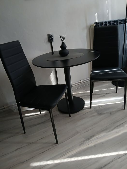 Stół  z krzesłami