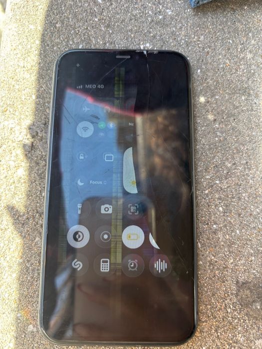 Iphone 11 —> Preto, 68GB