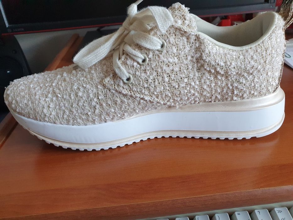 Sapatilhas novas nunca usadas beije doirado marca de conforto