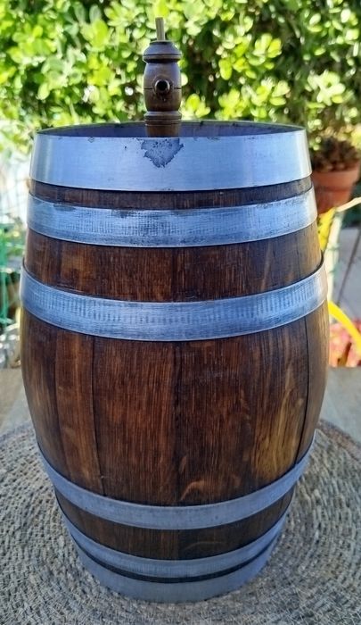 Pipa de aguardente muito antiga com suporte e torneira.