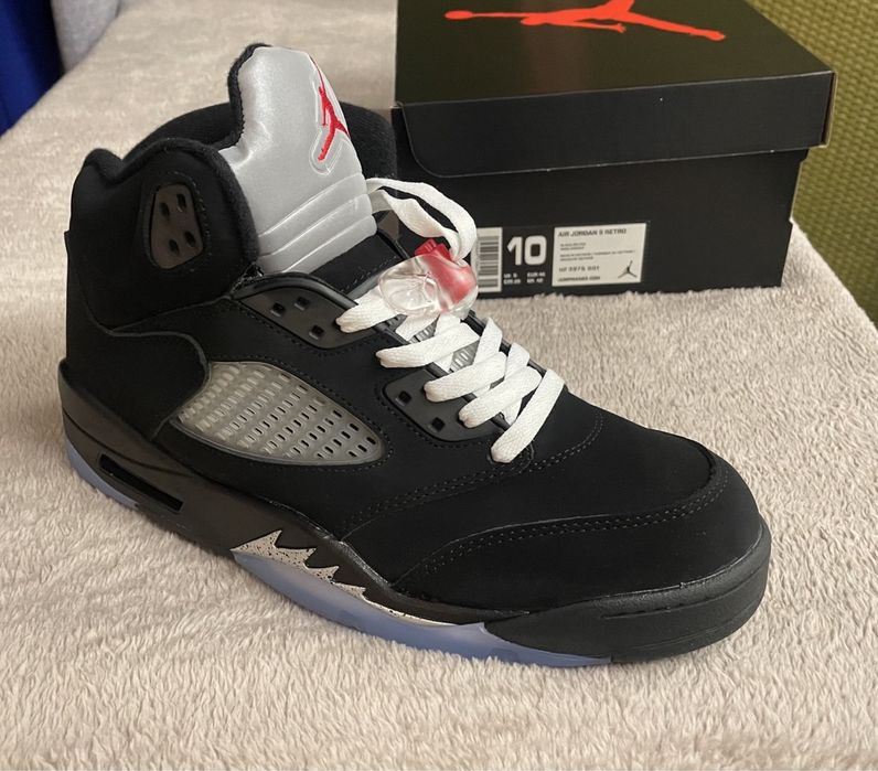Air Jordan 5 Metallic Black в наявності