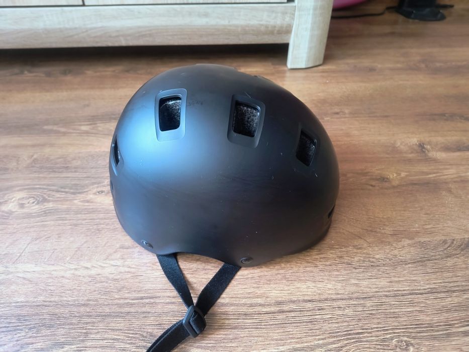 Kask rowerowy Btwin Decathlon czarny 55-59 na hulajnoge mało uzywany