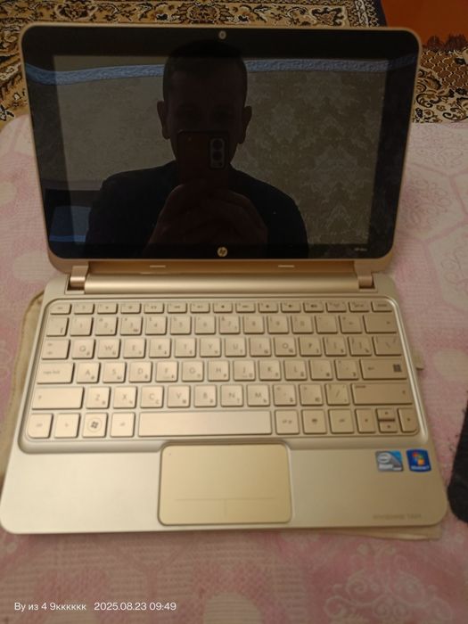 нетбуке HP Mini 210-1099EZ Vivienne Tam Edition