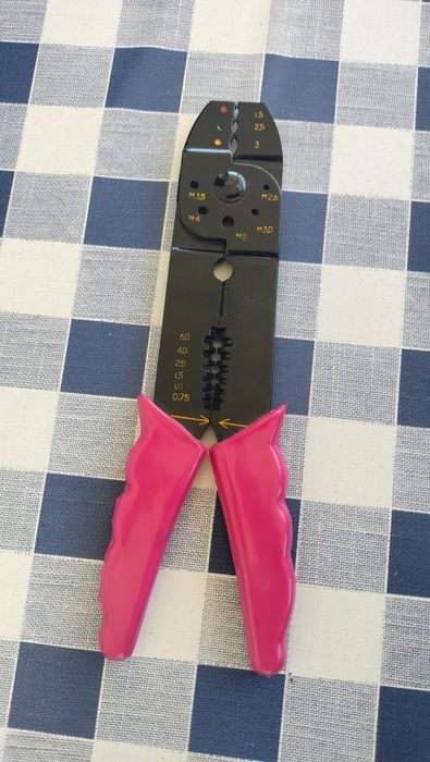 Ferramenta para descarnar e cortar
