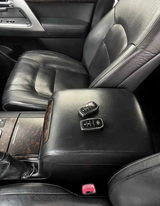 Toyota Land Cruiser 200 V8