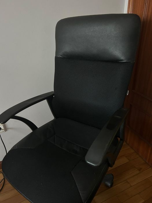 Cadeira de escritório usada em bom estado
