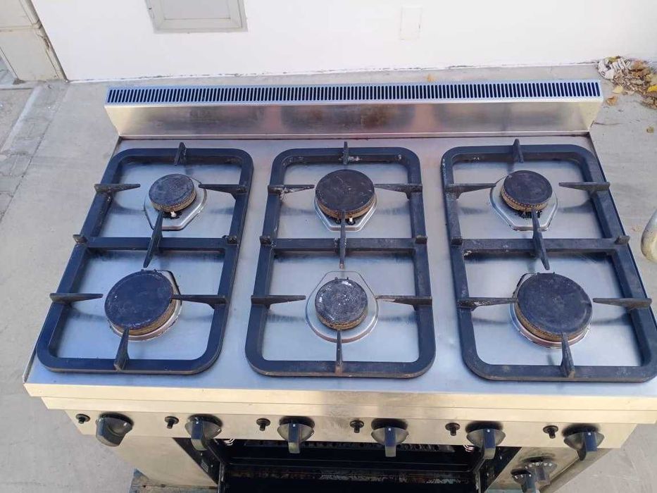 Fogão a gás com 6 queimadores e forno ventilado.