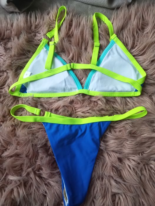 Яскравий купальник