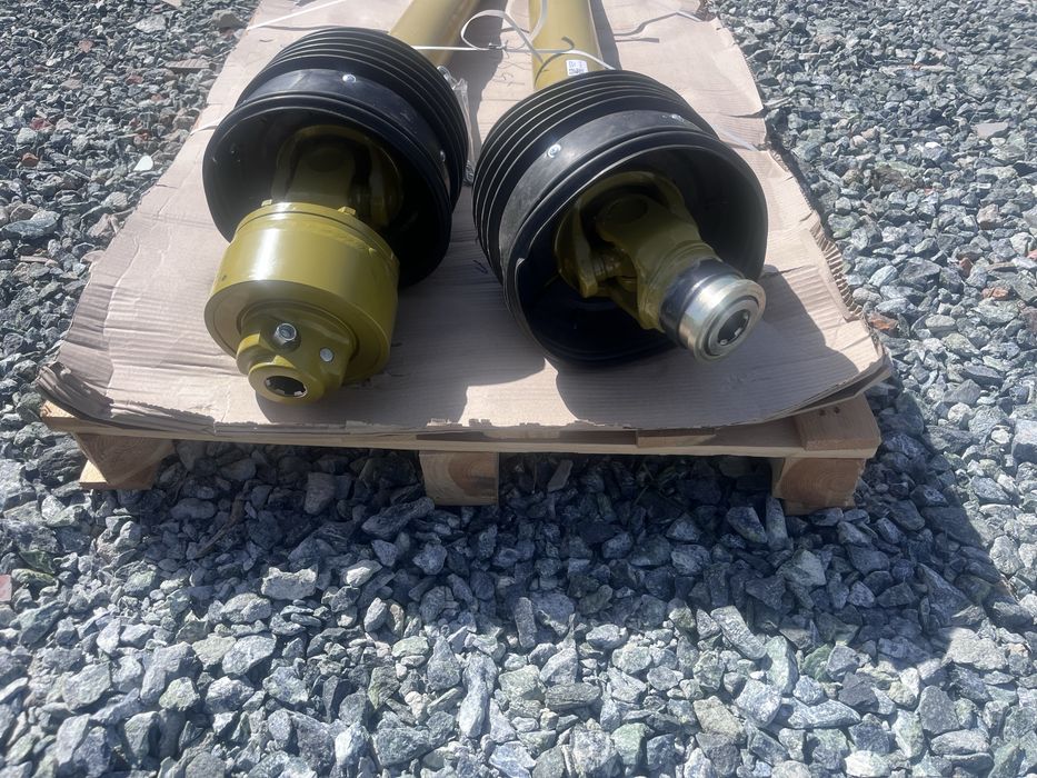 Wał dwustronnie szerokokątny ze sprzeglem do przyczepy zbierającej