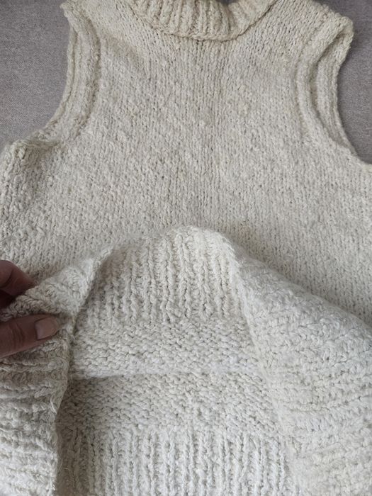 Ręcznie robiony golf bezrękawnik ecru S wełna