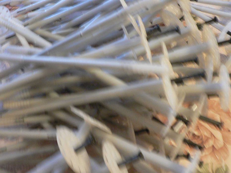 Kołek do styropianu 10x300mm  84 szt .