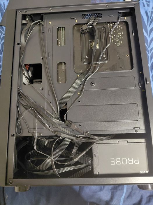 Mało używany komputer do gier – gotowy do grania.  RTX 5060