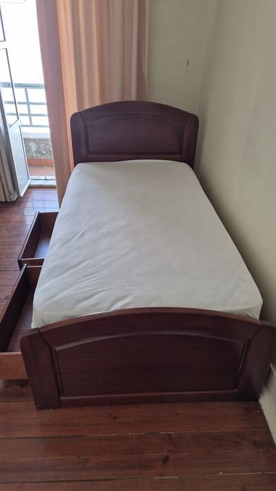 Cama +colchão +mesa cabeceira + secretária