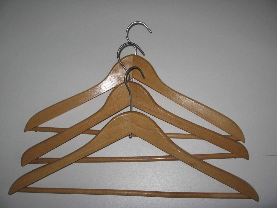 Wieszak drewniany, lakierowany na ubrania - 3 sztuki