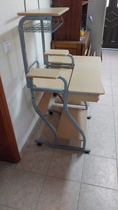 Secretária com apoios, divisórias e arrumação, de metal e madeira