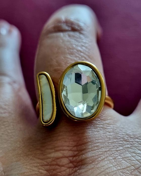 Anel dourado, em aço, com pedra de vidro e madrepérola. T20