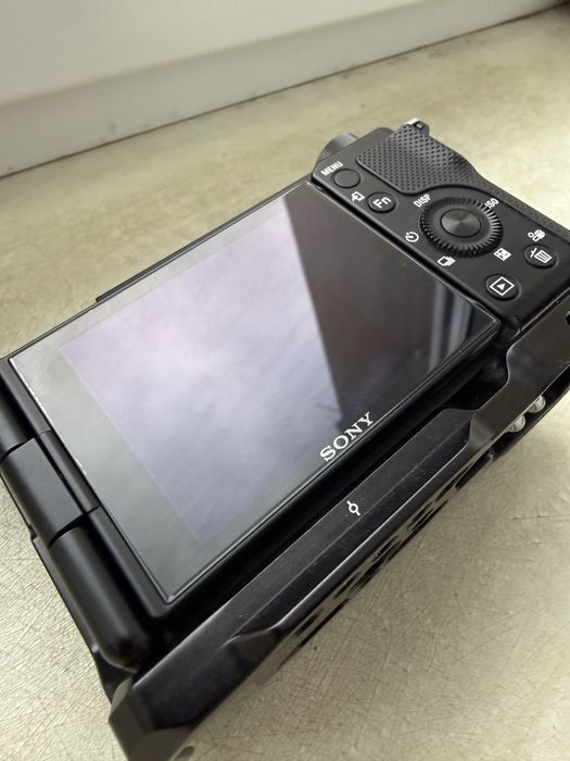 Sony ZV-E10, клетка SmallRig, dummy-battery, вентилятор