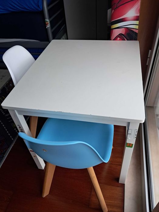 Conjunto de mesa e cadeiras de criança