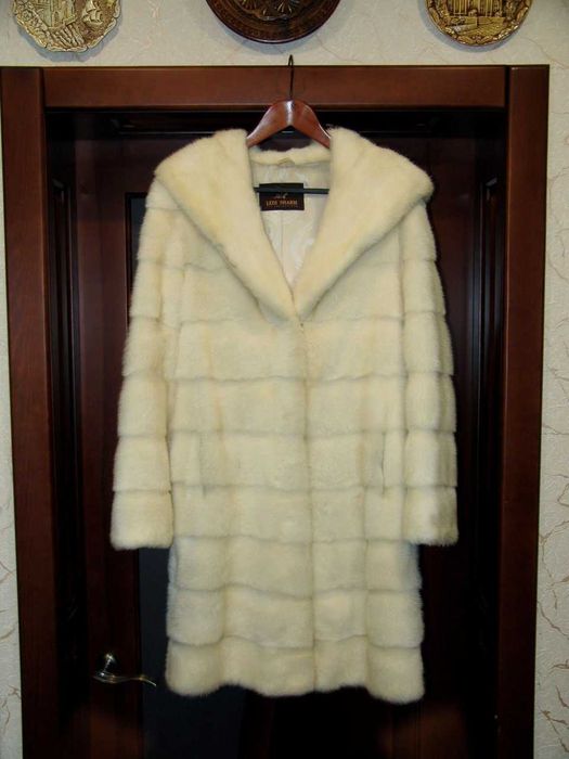 Продам норковую шубу с капюшоном