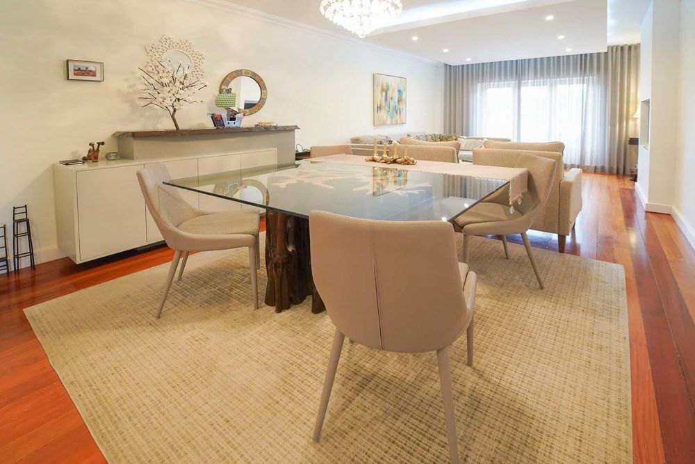 Mesa de jantar de luxo em tronco maciço – Peça única banhada a ouro