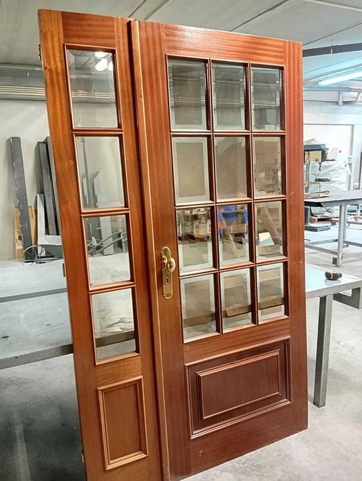 Portas em madeira com vidro