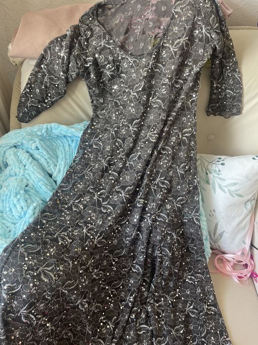 Кружевне  сіре плаття з паеткою