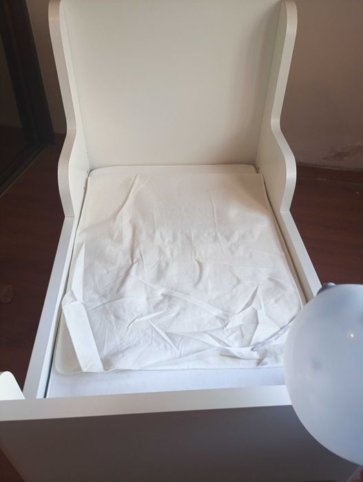 Cama de criança com colchão e resguardo