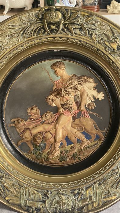 Tłoczona ,Mosiężna Patera Ścienna - Diana z Psami- średnica 70 cm.