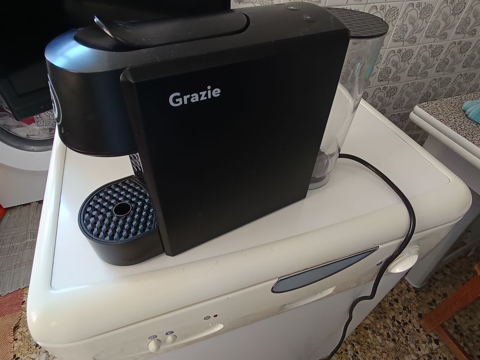 Máquina de café e máquina de secar roupa