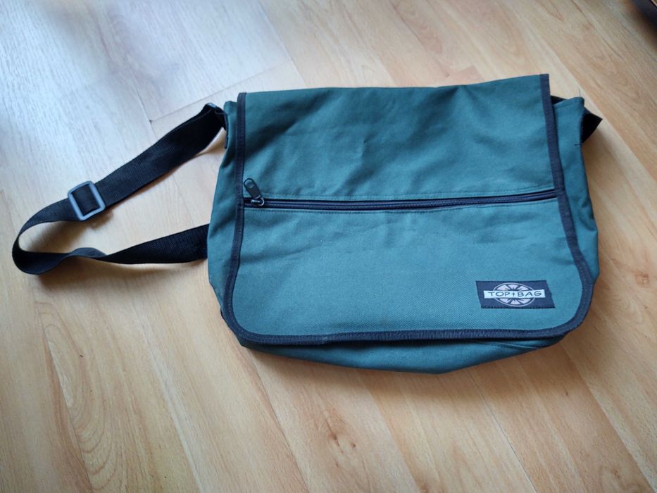 Torba listonoszka ciemnozielona mieści A4