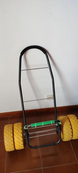 Carro de pesca para andar na areia.