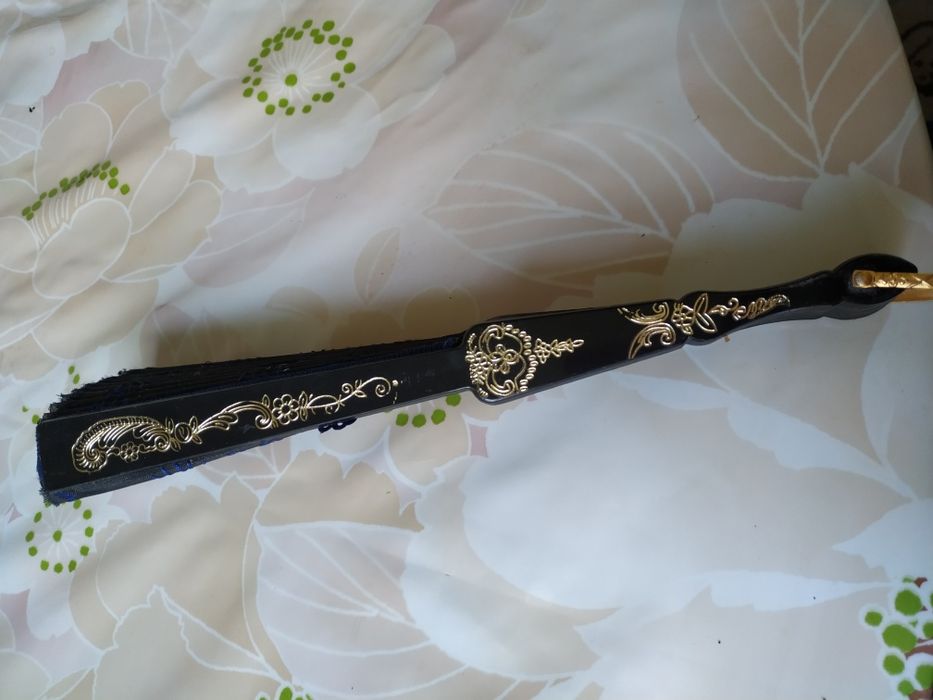 Веер с пайетками