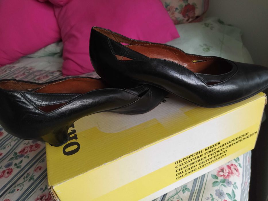 Sapatos senhora em pele nº 38 da Charles em preto