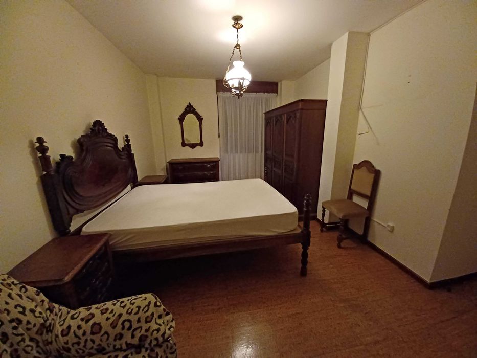 Mobília de quarto em madeira maciça