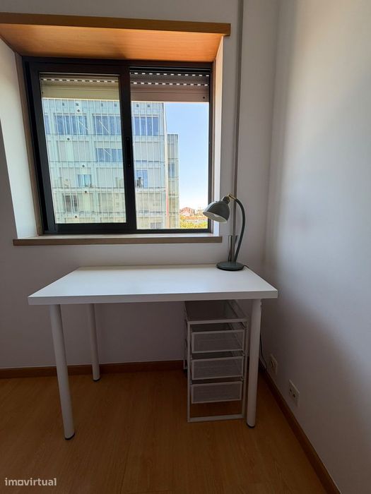 Apartamento T2 com Varanda e Garagem em Telheiras