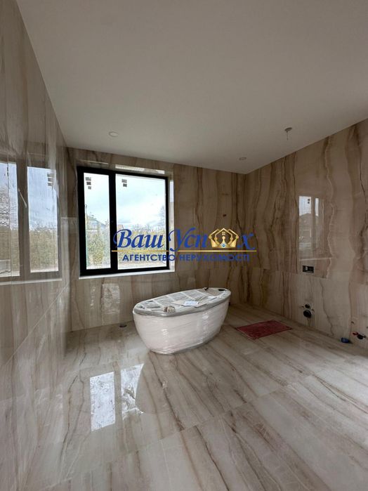 Продажа современного  дома с выходом на озеро. В городке.