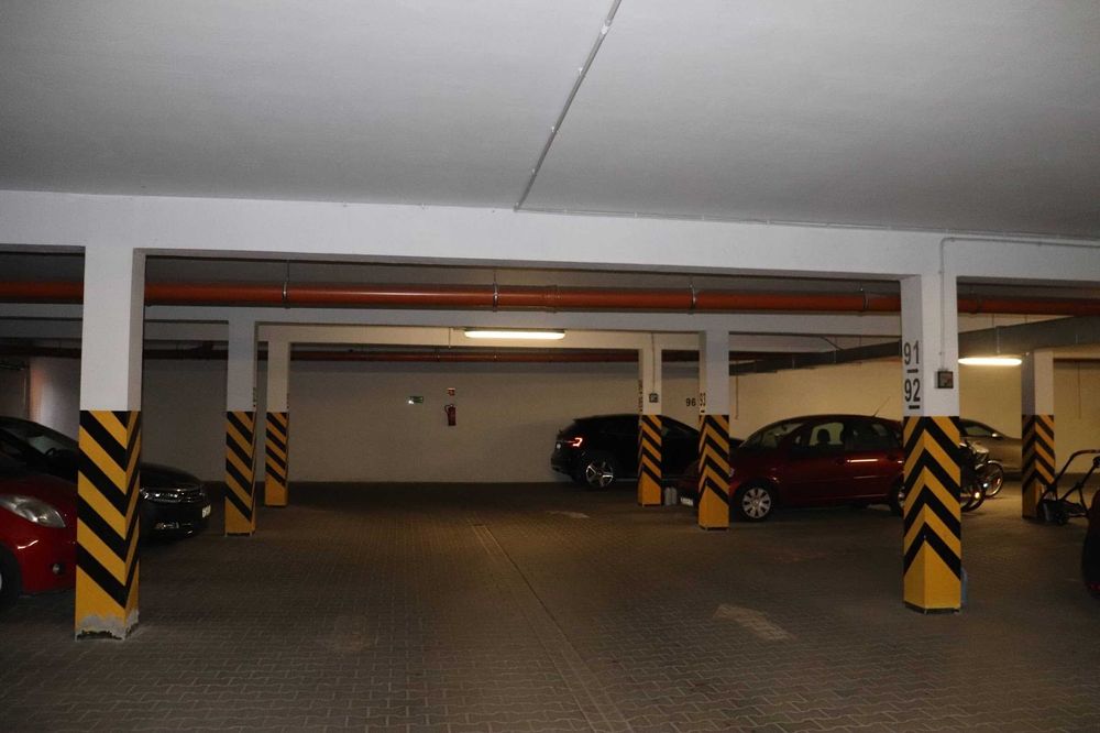 Szerokie miejsce parkingowe 31m² w hali podziemnej – Ułańska 15 / przy City Parku (BEZ platformy, ogrzewana, ochrona 24/7). Grunwald/Łazarz