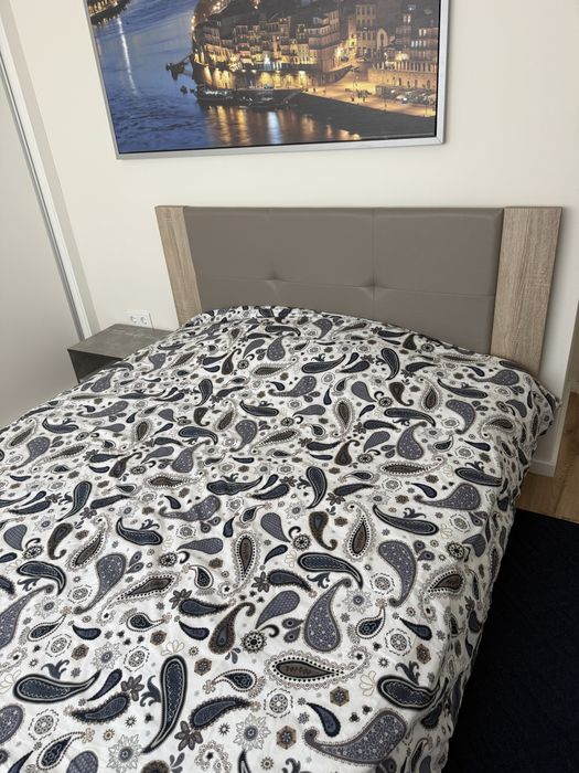 Cama de casal cinzenta