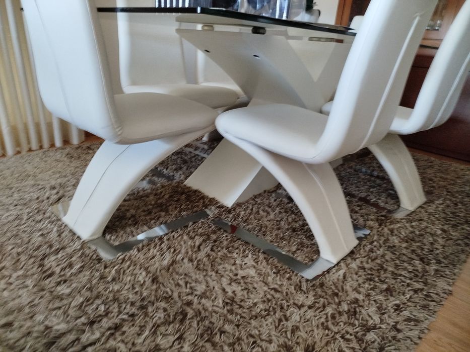 Duas carpetes de pêlo uma de 3 metros por 2 metros e outra de 2metros por 1.40 metros