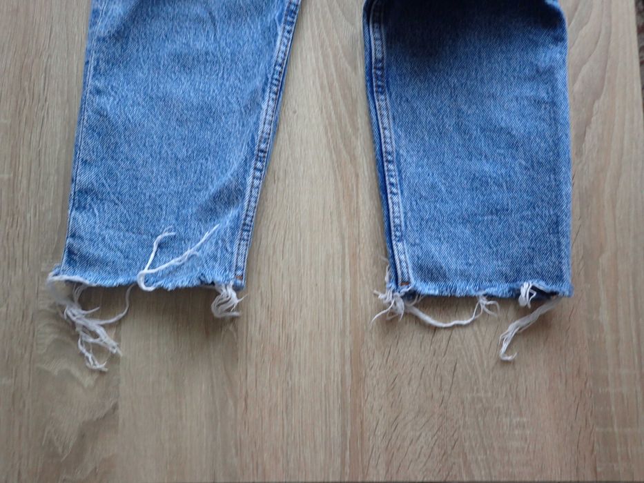 BERSHKA - spodnie jeansowe z dziurami, rozm. 34