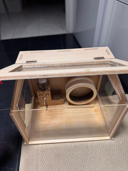 Gaiola em madeira para hamster com oferta de palha e comida