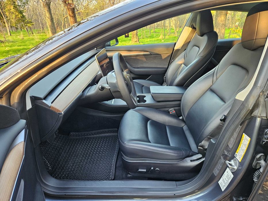 Продам Tesla Model 3  2023р. у відмінному стані
