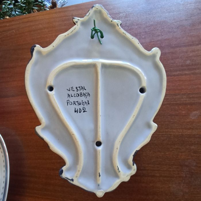 Par de candelabros em faiança portuguesa Vestal Alcobaça