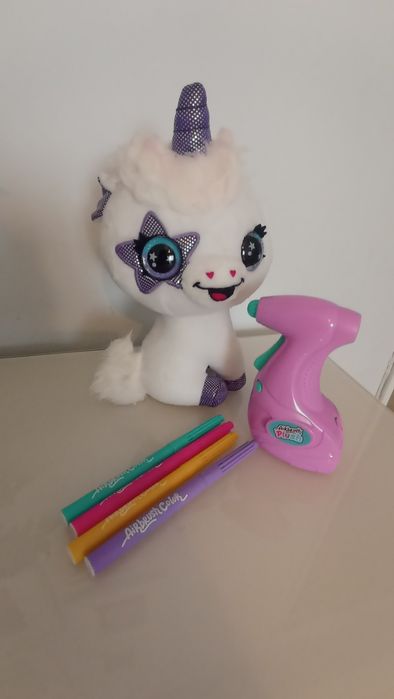 Peluche com pistola e canetas para pintar