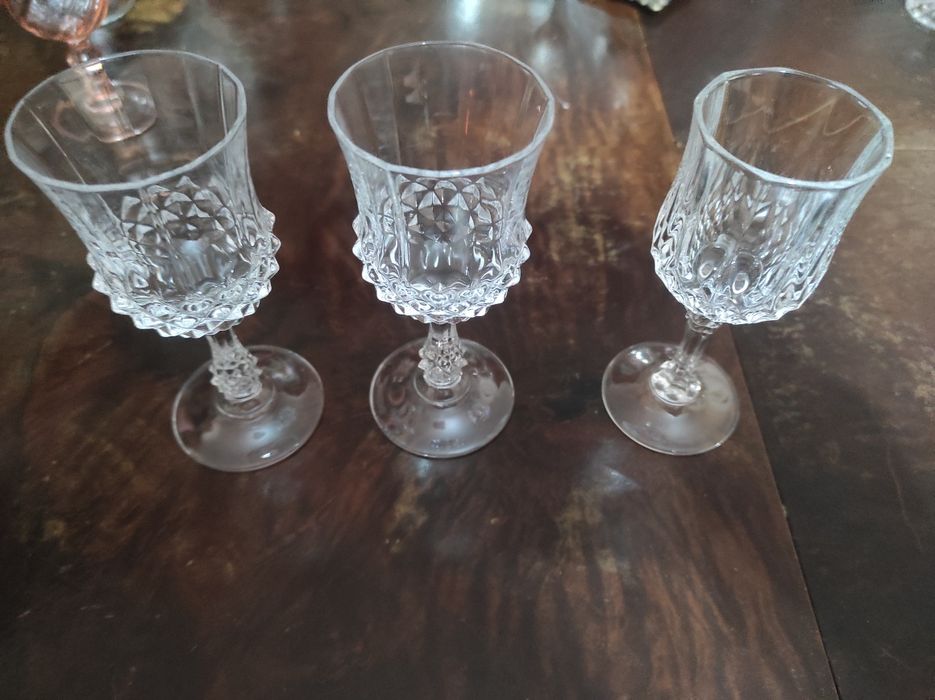 Vendo dois Copos grandes e altos e Copos pequenos de licor